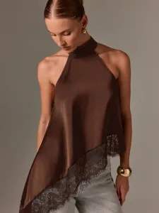 Satin Haltertop mit Spitzensaum, asymmetrischer Schnitt, elegantes ärmelloses Design.