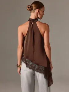 Rückansicht eines braunen Satin-Haltertops mit asymmetrischem Spitzensaum am Rücken.