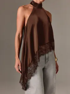 Detailaufnahme des braunen Satintops mit elegantem asymmetrischem Spitzen-Saum.