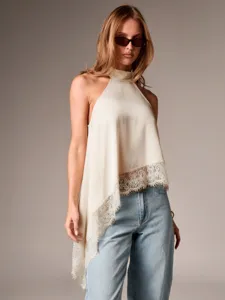Satin Haltertop mit asymmetrischem Spitzensaum zeigt feine Stofftextur und elegante Details.