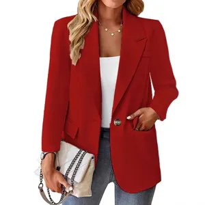 Elegante blazer rosso con risvolto e un bottone da donna, perfetto per un look casual e chic.