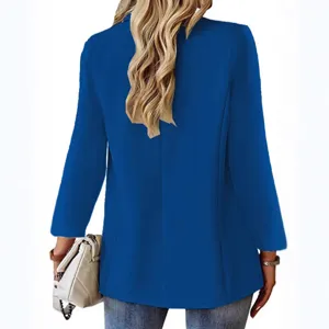 Donna elegante giacca blazer blu tinta unita vista posteriore con revers alla moda.