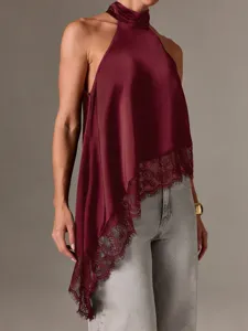 Detailansicht des eleganten ärmellosen Satin-Haltertops mit edler Spitzenbesatzverzierung.