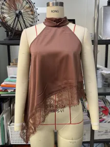 Braunes Halfter-Satin-Top mit asymmetrischem Spitzensaum, elegante ärmellose Bluse.