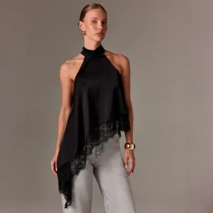 Schickes schwarzes Satin-Haltertop mit asymmetrischem Spitzensaum und ärmellosem Design.