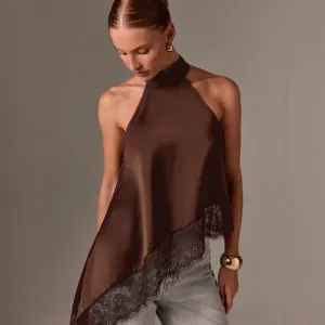 Sommer Mode ärmelloses Satin Haltertop für Damen mit schicker asymmetrischer Spitzenborte.