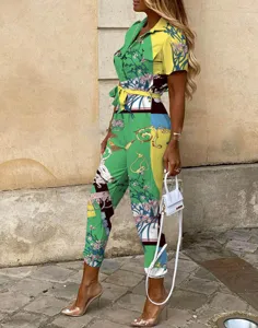 Detailansicht Damen Barock Druck Kurzarm Revers Knopf Jumpsuit mit Gürtel Freizeitkleidung