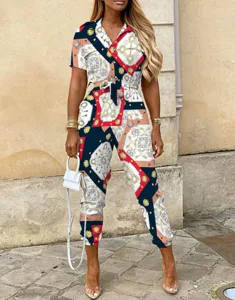 Detailansicht eines stilvollen bedruckten Jumpsuits mit Revers, Knöpfen und passendem Gürtel.
