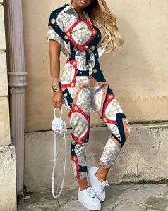 Damen schicker Kettenmuster Kurzarm Revers Jumpsuit mit Gürtel für die Sommer Mode.