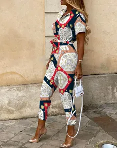 Damen Kurzarm Revers Knopf Jumpsuit mit barocker Kettenprint und Taillengürtel im Sommer.