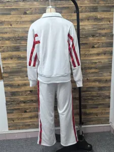 Rückansicht von Damen Trainingsanzug in Weiß mit roten Streifen an Ärmeln und Hose