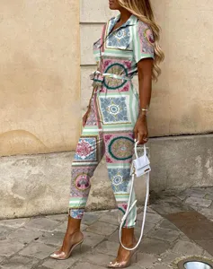 Detailansicht des Damen Kurzarm Revers bedruckten Jumpsuits mit stilvollem Gürtel im Sommer.