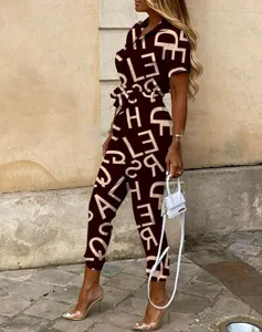 Modischer Damen Freizeit Kurzarm Revers Knopf Jumpsuit mit Gürtel und abstrakten Buchstaben.