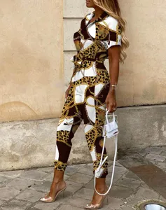 Detailansicht des Damen Kurzarm Revers Kette und Leopard Print Jumpsuit mit Gürtel.