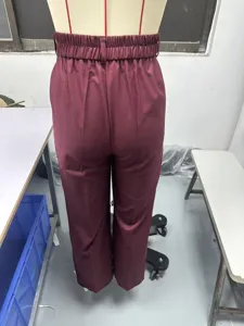 Dettaglio posteriore pantaloni da abito dritti a vita alta, tessuto fluido, elastico.