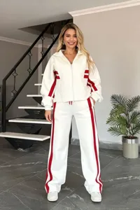 Ganzkörperansicht eines weiß-roten Sportanzugs für Damen im Color-Block-Design