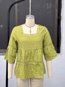 Vista detallada de blusa casual de mujer con cuello cuadrado y delicados detalles de encaje.