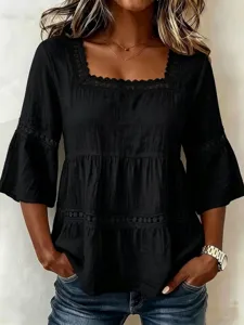Vista detallada del top negro con cuello cuadrado y detalles de encaje elegante.