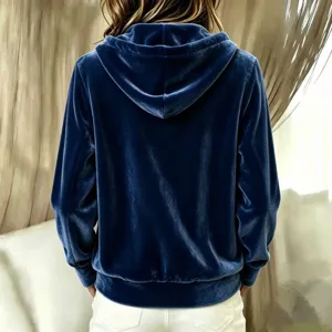 Rückansicht der blauen Samtkapuzenjacke, weicher Stoff, bequemer lässiger Alltagsstil.