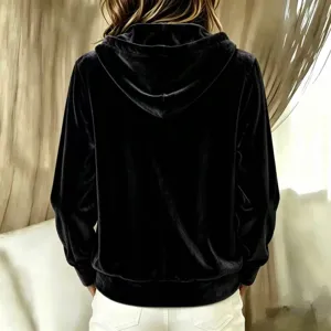 Detaillierte Rückansicht der lässigen schwarzen Samt Kapuzenjacke für Damen im Alltag.
