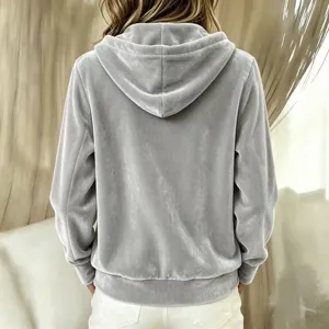 Rückansicht Detail der Damen Samt Kapuzenjacke Cardigan, weiche Velours Textur und Kapuze.