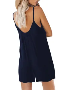 Vista trasera de un mameluco casual azul marino liso con tirantes finos y corte holgado.