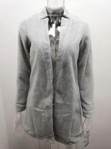 Grauer Wollmantel mit Stehkragen und offener Front im Detail, Damen Herbst Winter Jacke.