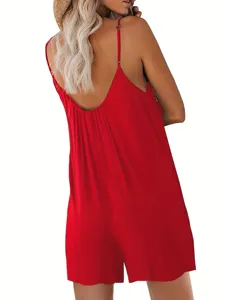 Vista detallada trasera del mono corto rojo liso con tirantes finos para mujer.