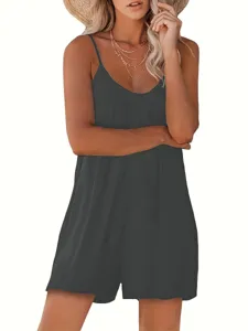 Detalle de mameluco casual de verano con tirantes finos, diseño holgado de color sólido.