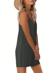 Detalle de mameluco casual de verano para mujer liso con tirantes finos y cuello en V chic