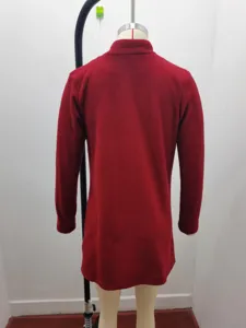 Detailansicht der einfarbigen roten Stehkragen Wolljacke von hinten gut erkennbar.