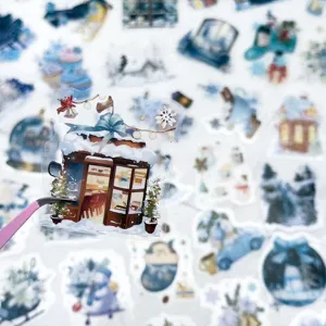 Nahaufnahme von blauen Winter-Aquarell-transparenten PET-Stickern, wasserdichtes Dekor.