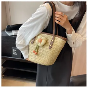 Woven straw bucket bag for women, large capacity summer casual single shoulder beach tote bag.