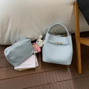 Hellblaue Flechtleder Eimer Tasche Set mit Kosmetiktasche und niedlichem Kaninchen Anhänger.