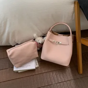 Rosa Eimer Tasche mit Litschi Muster und Etui Detailansicht, stilvoller Alltagsbegleiter.