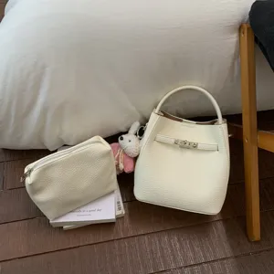 Cremeweiss Leder Eimer Tasche Set mit Etui und suessem Hasenanhaenger fuer Damen Alltag Schick