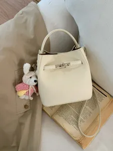 Damen PU Leder Beuteltasche Litschi Muster Handtasche Klassische Umhängetasche Mit Schlossverschluss Und Süßem Anhänger
