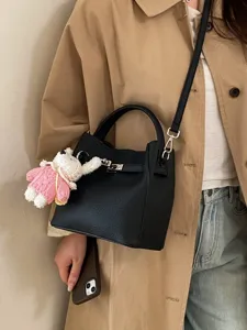 Schwarze Litschi Muster Beuteltasche Damen Mode Schulter Umhängetasche mit Bär Anhänger