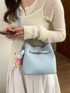 Schicke hellblaue Leder Eimer Tasche mit Griff und Metallverschluss für elegante Damen.