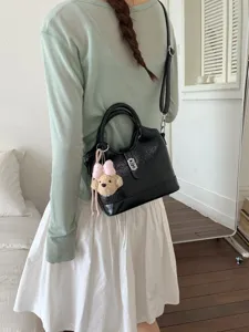 Elegante borsa a mano in pelle verniciata nera con ciondolo orsetto, borsa a tracolla trendy.