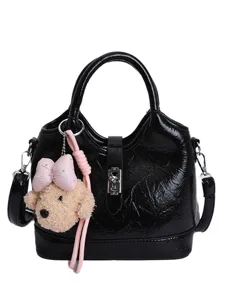 Borsa a mano in pelle verniciata nera borsa a secchiello tracolla con simpatico ciondolo peluche.