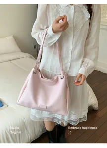 Détail de sac cabas épaule en cuir PU rose avec texture souple et grande capacité.