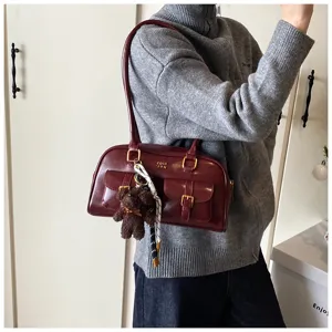 Retro dunkelrote Umhängetasche mit Vordertaschen, lässige Kissentasche für Damen Alltag.