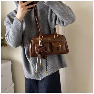 Vintagebraune Schultertasche für Damen, PU-Leder lässige Achseltasche mit Bärenanhänger