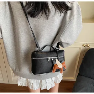 Bolso bandolera de cuero negro para mujer con bonito dije de pegaso, estilo elegante.