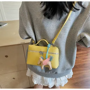 Elegante bolso de mano amarillo tipo caja con bonito colgante de caballo alado para mujer