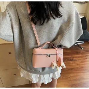Bolso cruzado de cuero rosa con dije de caballo, elegante bolso de hombro diario.
