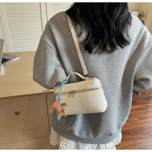 Bolso bandolera vanity de cuero graneado blanco con charm de caballo para mujer moda