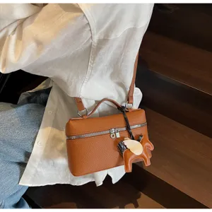 Bolso bandolera de caja de cuero marrón de moda con lindo dije de caballo alado.