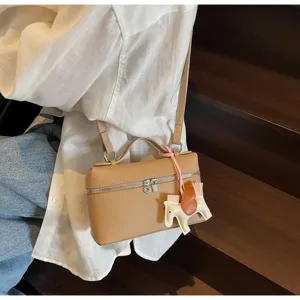 Bolso cruzado clásico tipo caja color camello con bonito colgante de caballo.